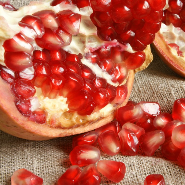 Лосьон для тела "Гранат" (250 мл) Тщательное и ежедневное увлажнение – неотъемлемый ритуал для поддержания тонуса и красоты кожи. Именно верно подобранное увлажняющее средство способно создать защитный барьер на коже, препятствуя появлению ощущения сухости, стянутости, покраснений и раздражений. Лосьон для тела имеет нежирную консистенцию и отлично подходит для любого типа кожи, не закупоривая поры и глубоко питая кожу. Содержание экстракта граната оказывает питающее и увлажняющее действие на кожу. Обогащенный витаминами В3 и С, лосьон устраняет пигментацию, следы от акне, тусклость кожи, выравнивает и осветляет кожу, поддерживая ее молодость и красоту.